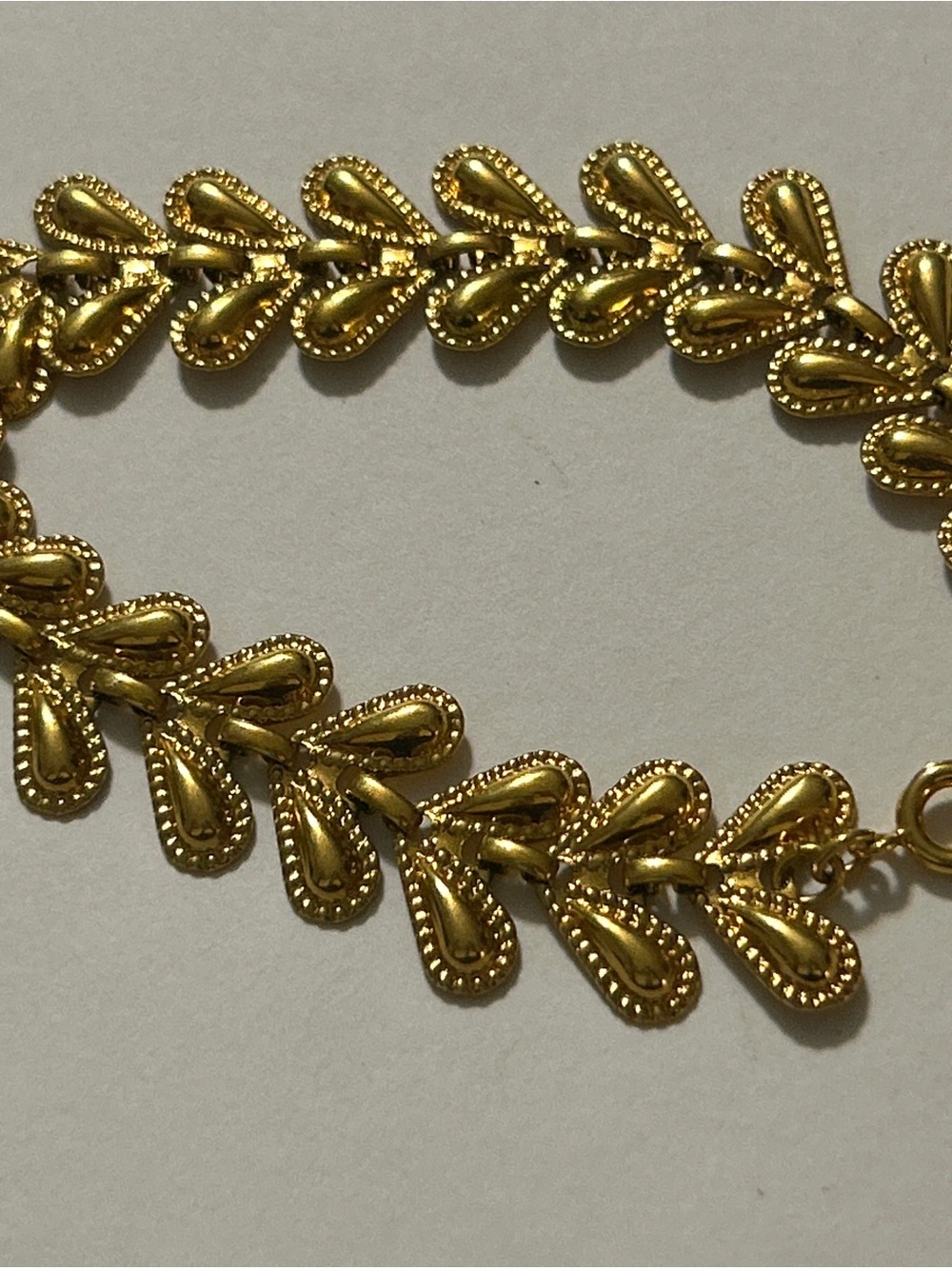 Vintage Avon Gold Tone Laurel Leaf Teardrop Chevron Statement Bracelet